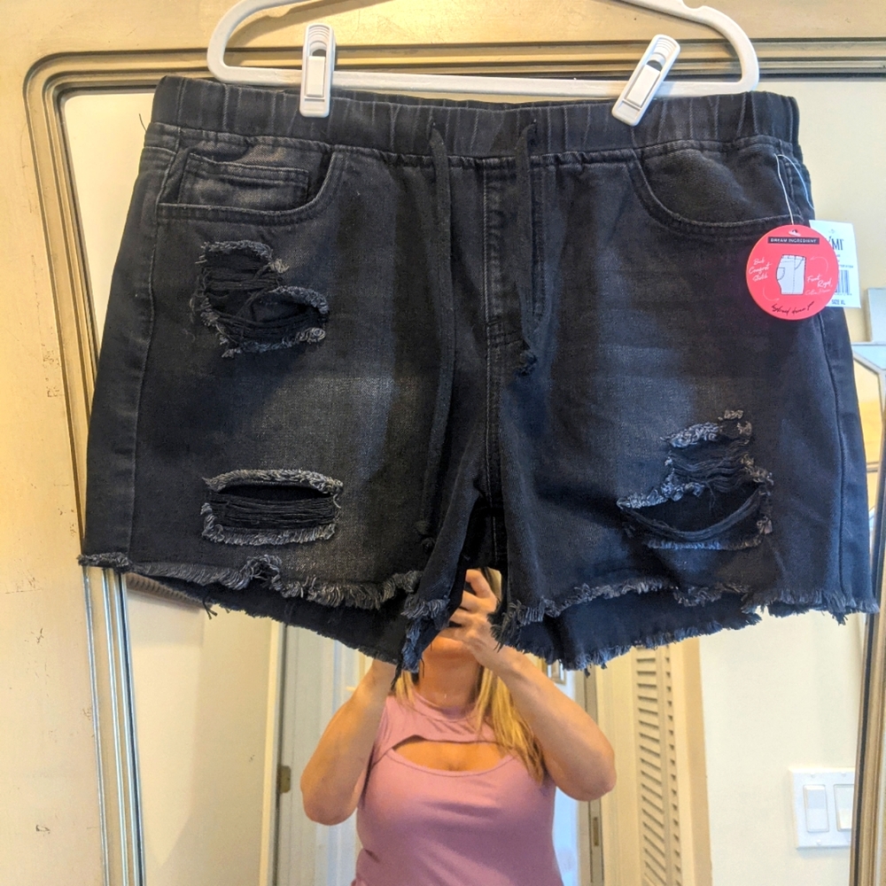 Black shorts by Ymi